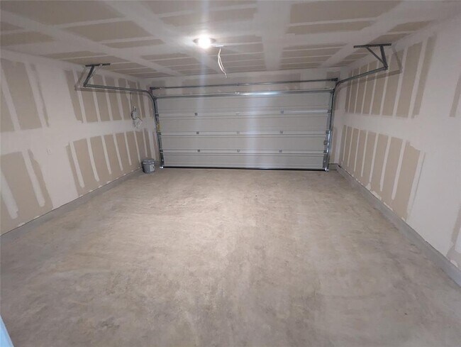 Building Photo - 583 Commander Abbott Dr