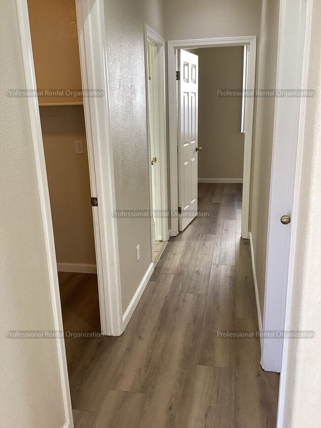 Building Photo - Large family home in desirable area