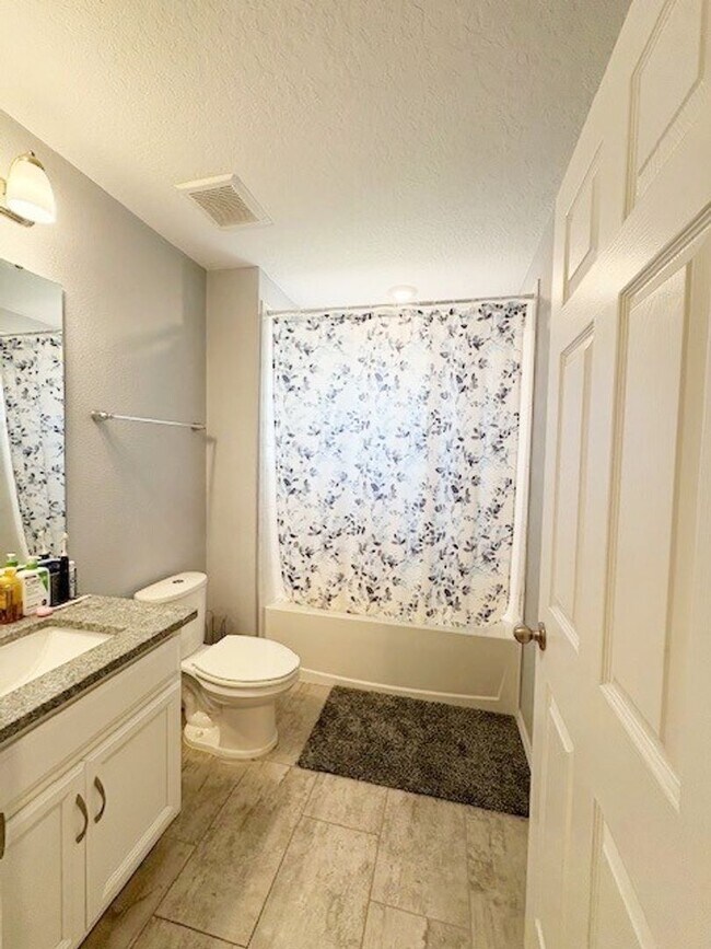Building Photo - Spacious 5-Bedroom Pool Home for Rent in H...