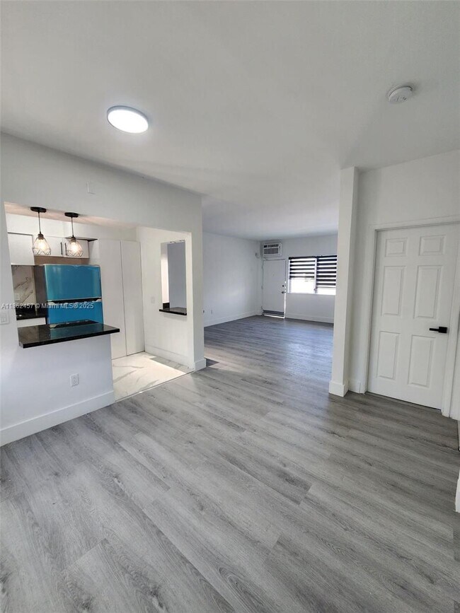 Building Photo - 2101 Normandy Dr