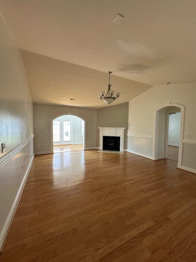 Building Photo - 105 Calcite Dr