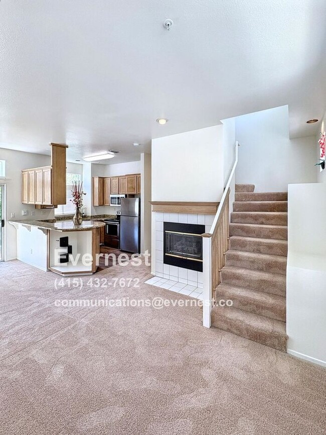 Building Photo - Lovely 2-Bedroom Townhome: Comfort and Con...