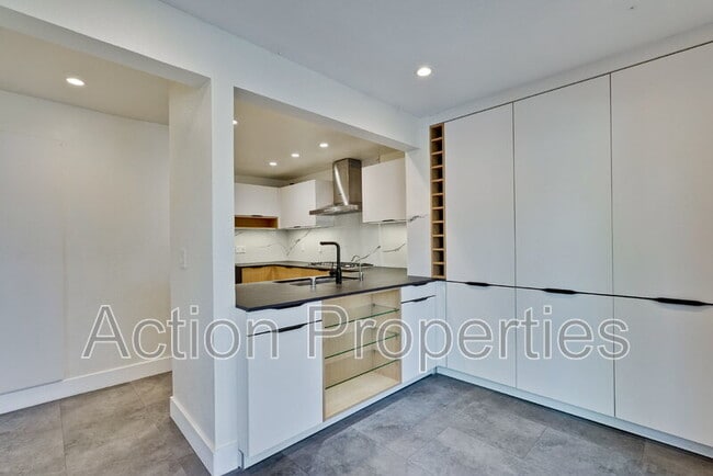 Building Photo - 209 Ortega Ave