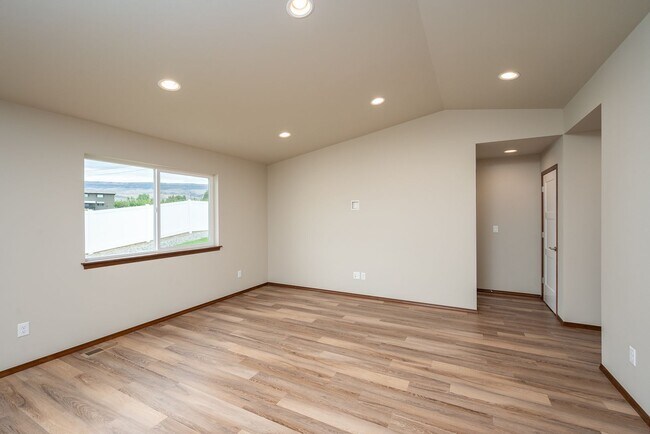 Building Photo - 389 S Newton Ave