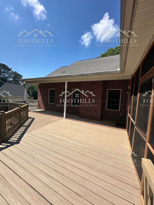 Building Photo - Stylish and Spacious 4-Bed Home with Scree...