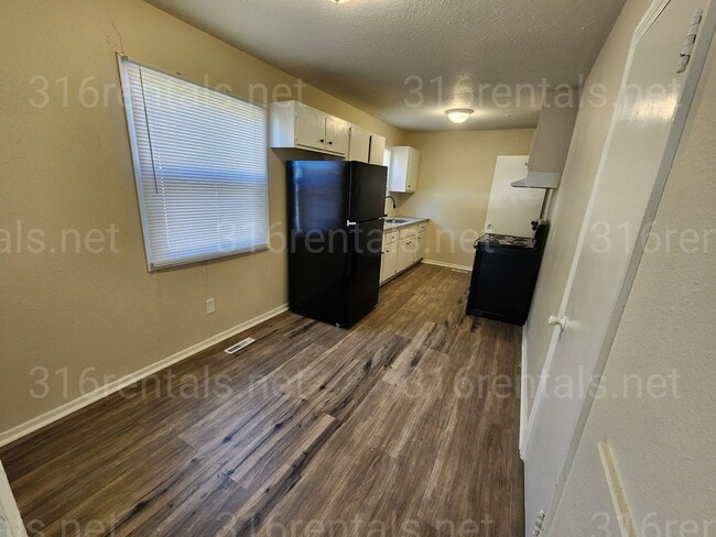 Building Photo - $975 - 4 bedroom / 1 and a half bathroom - Single Family Home