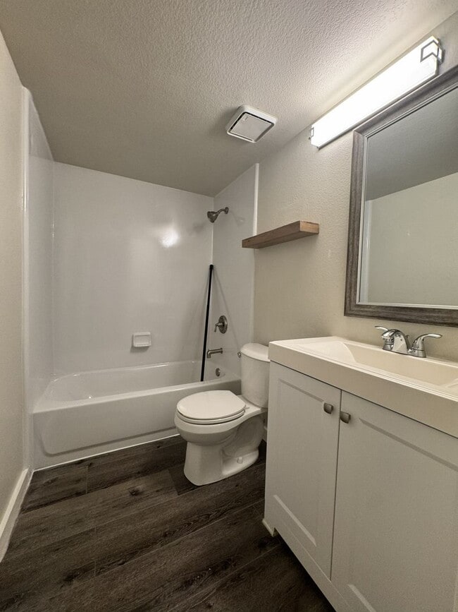 Building Photo - **MOVE IN SPECIAL***HALF OFF FIRST MONTHS RENT. UPSTAIRS 2 BEDROOM CONDO OVERLOOKING GREENBELT