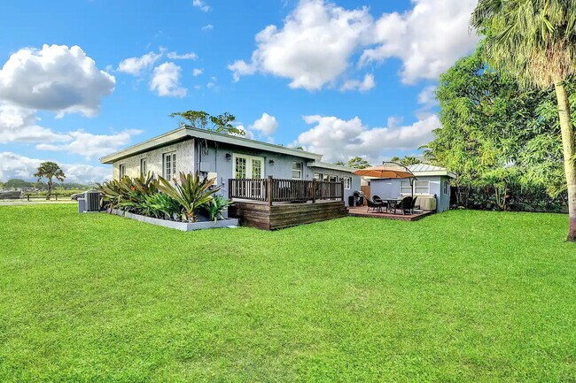 Building Photo - 5574 Lake Osborne Dr