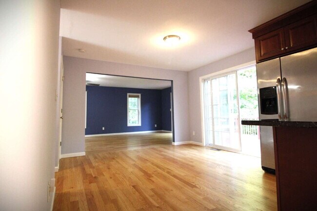 Building Photo - Privacy, Space, and Modern Comfort in Salem