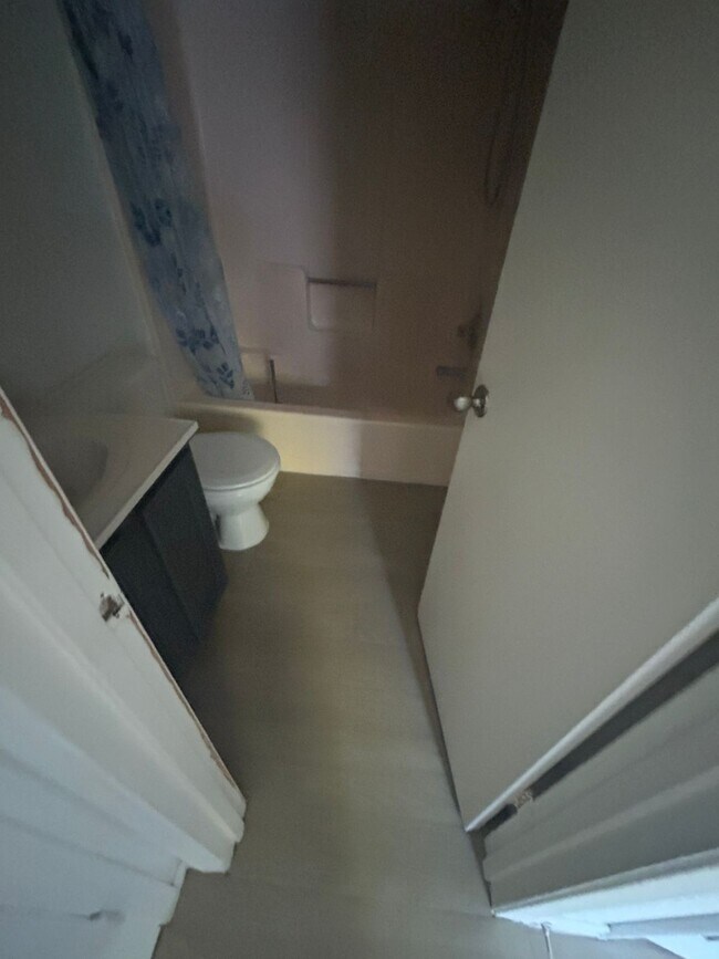 Building Photo - 1642 Post Rd