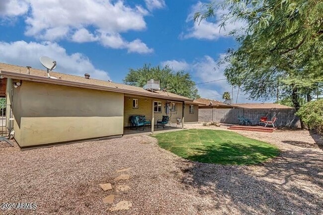 Building Photo - 721 E Vista Del Cerro Dr