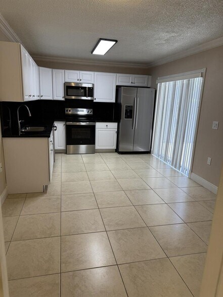 Primary Photo - 915 9th Way