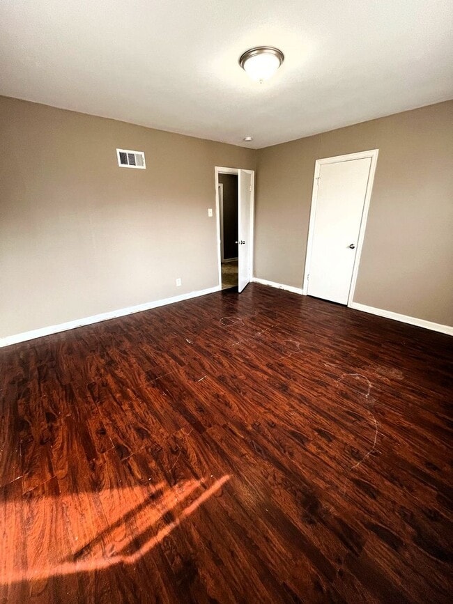 Building Photo - Spacious 2 bedroom home for Rent