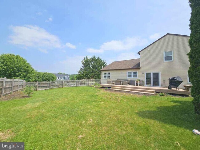 Building Photo - 911 Hedgerow Ct