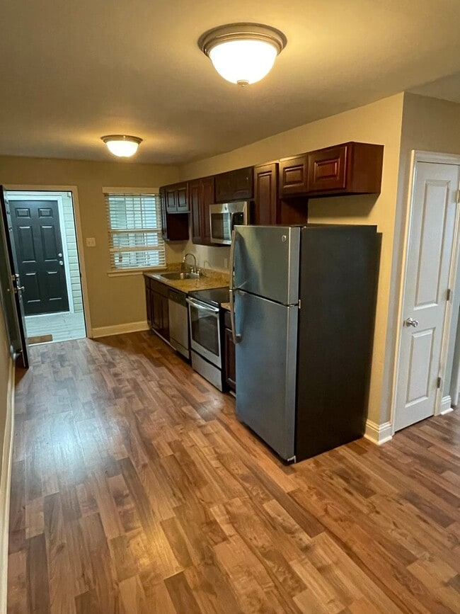 Building Photo - Renovated 1BD in Gated Complex. Washer and Dryer in Unit. Shared Outdoor Space.