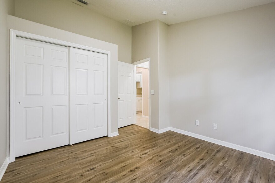 Building Photo - 3600 Meadow Green Dr