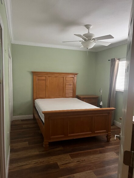 Building Photo - 413 Swallow Dr