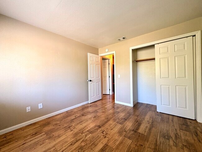 Building Photo - Beautiful Updated 2 Bedroom 1 Bathroom in Auburn