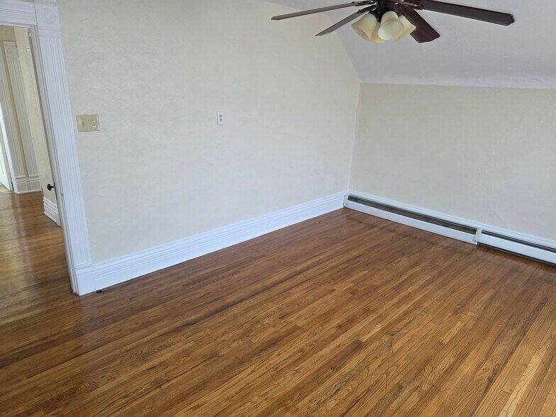 Building Photo - 2418 3rd Ave