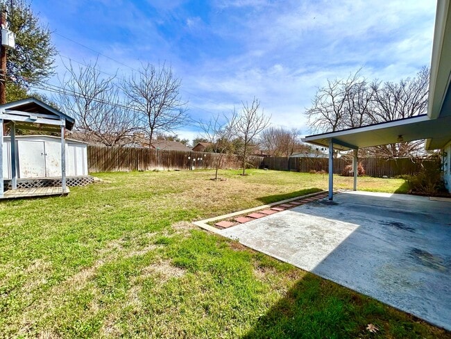 Building Photo - Warm & Inviting 3 Bed, 2 Bath Home with 2-Car Garage & Fireplace