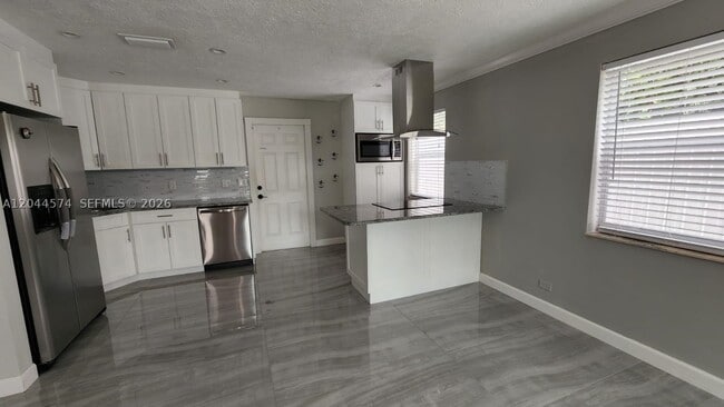 Building Photo - 625 Royal Palm Dr