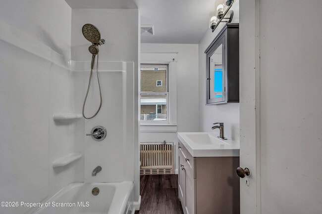 Building Photo - 208 E Warren St