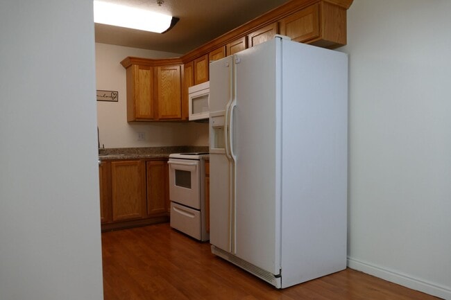 Building Photo - Beautiful Ground Floor 3-Bed 2-Bath Condo ...