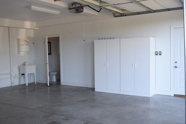 Building Photo - Lake Front 1 Bedroom Apartment - Large Garage & Boat Parking