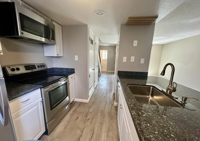 Building Photo - 5472 Roundtree Pl