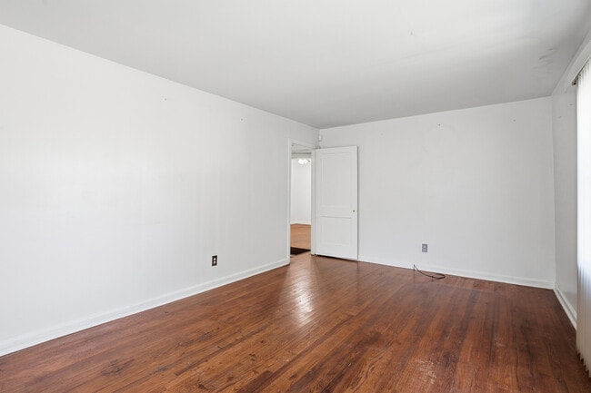 Building Photo - 517 11th Ct W