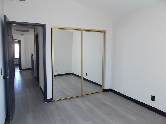 Building Photo - Spacious 4-Bed Home in Quiet Las Vegas Cul-de-Sac with Private Backyard