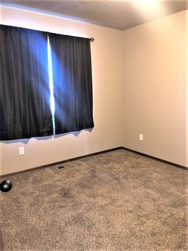 Building Photo - Spacious, Modern East Side Town Home