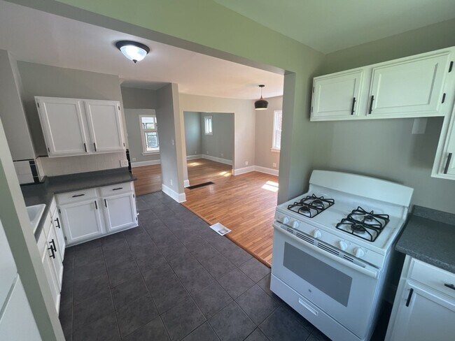 Building Photo - Charming 2-Bedroom Property in Prime Location