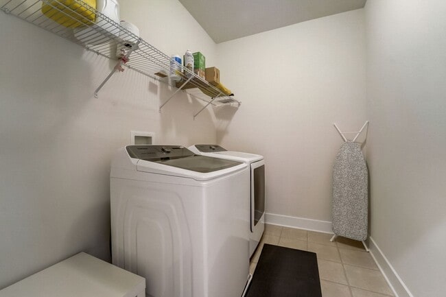 Building Photo - Luxurious 3 BR/2 Full BA & 2 Half BA EOG T...