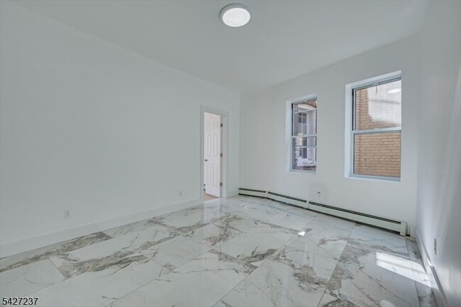 Building Photo - 520 E Jersey St