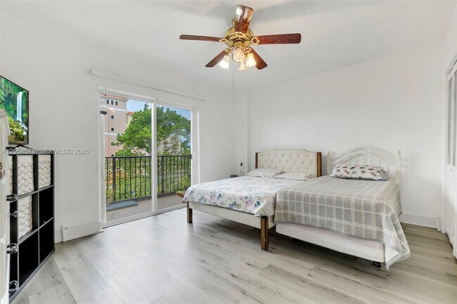 Building Photo - 900 SW 84th Ave