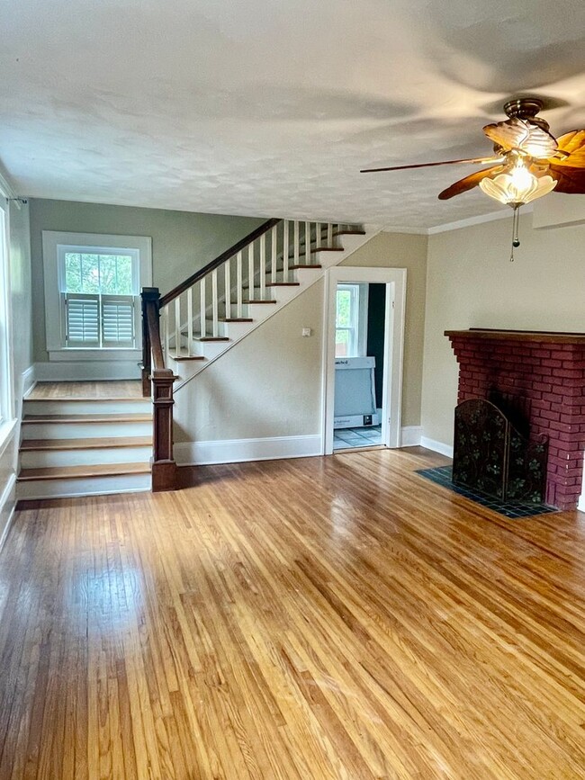 Building Photo - Beautiful Historic Kenilworth 3 bed, 1.5 b...