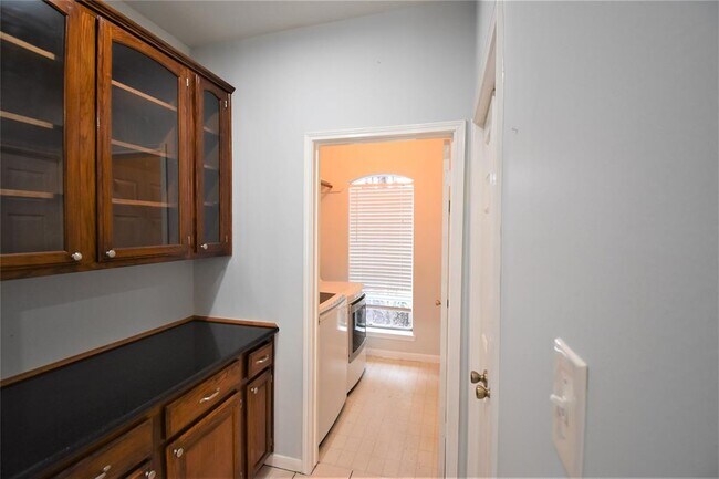 Building Photo - 1323 W Forest Dr