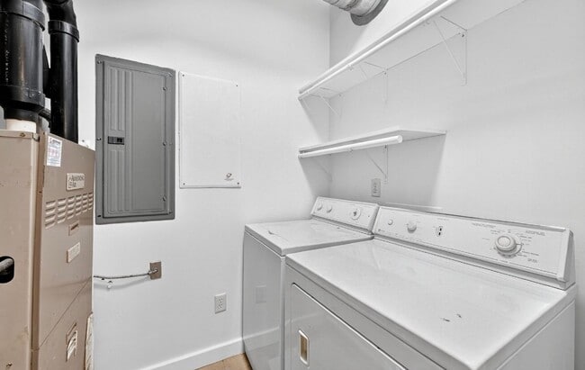 Building Photo - Stunning 3 bedroom Loft