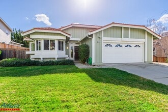 Building Photo - Gorgeous Home | Remodeled | Desirable Location