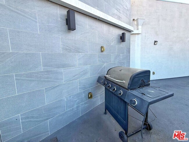 Building Photo - 723 S St Andrews Pl