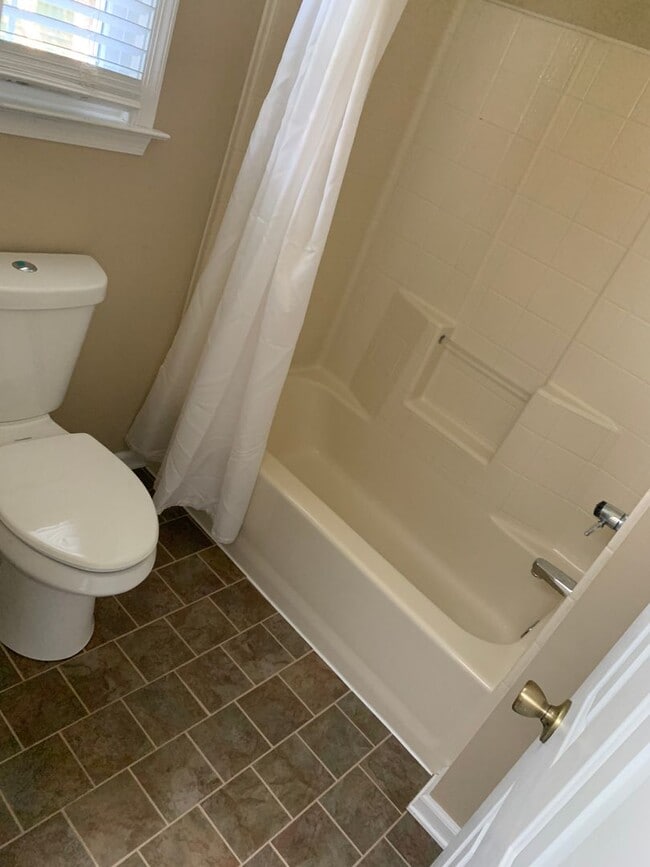 Building Photo - 3 Bedroom 2 Bathroom House