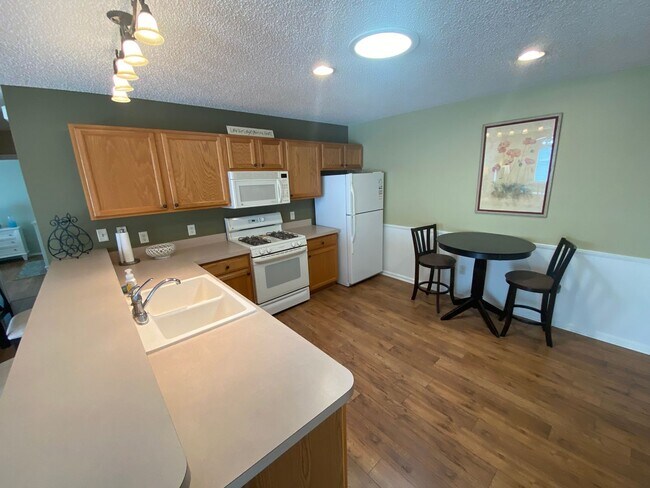 Building Photo - Beautiful 2 + 2 Villa, Turnkey ANNUAL Leas...