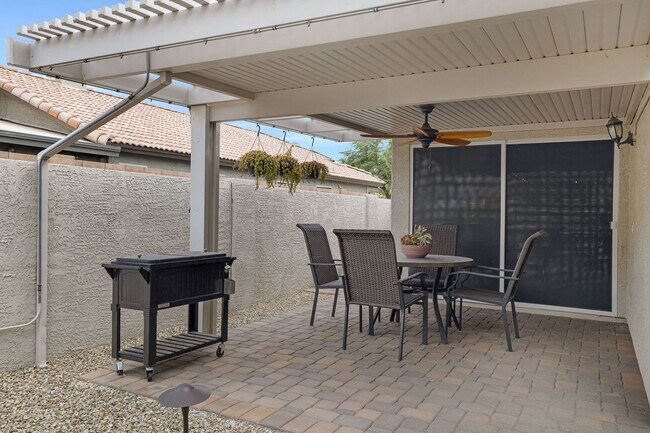 Building Photo - 4 Bedroom/2 Bathroom Remodeled home with S...