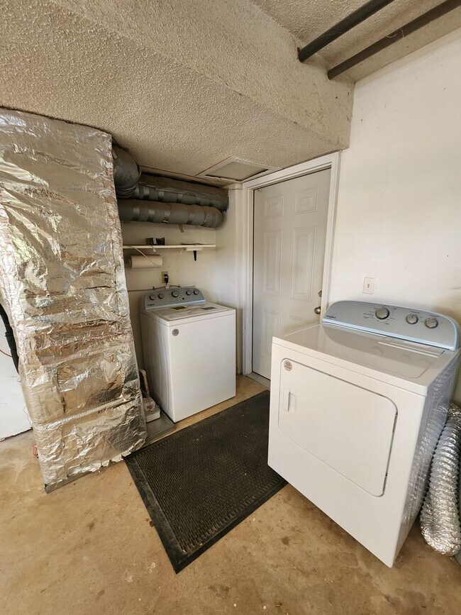 Building Photo - East Asheville Rental!