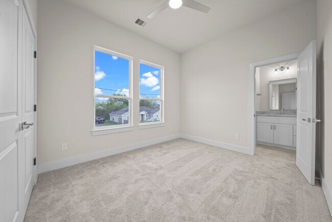 Building Photo - 4525 Davenport St