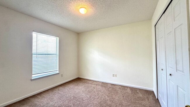 Building Photo - 3 bed/2 bath home, conveniently located in quiet Meadowfield Bluff