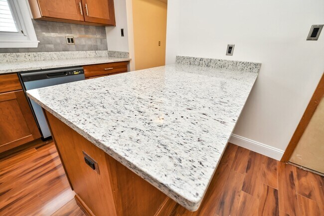 Building Photo - 77 Swan St