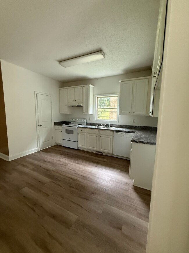 Building Photo - Spacious Two Bedroom Home