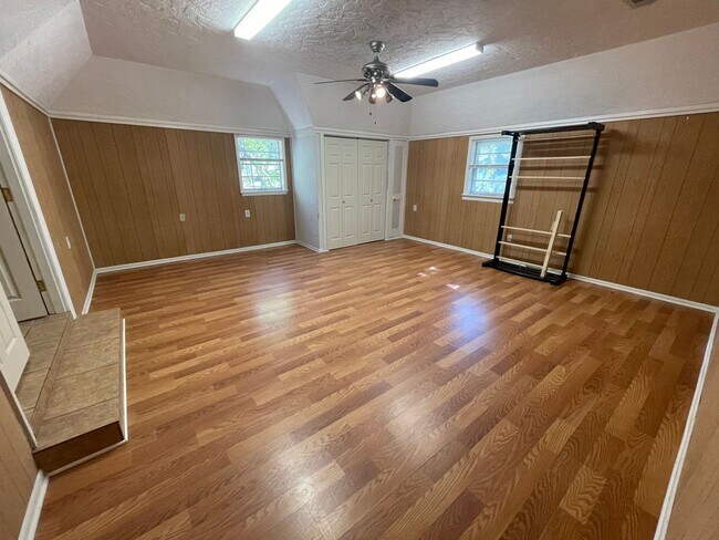 Building Photo - Large 4 Bedroom Home in Southern Hills